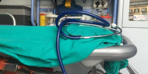 Palermo, obesa e malata resta su una barella per 4 ore perché nessuno può portarla al 13° piano