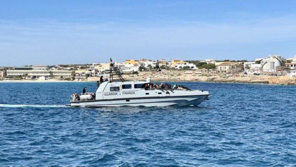 Migranti dopo sbarco a Lampedusa, 'ci sono dispersi'