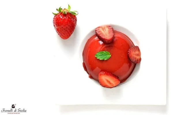 Gelo di fragole: fresco e delicato dolce al cucchiaio