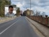 Nella foto la strada dell'incidente mortale e la foto della vittima