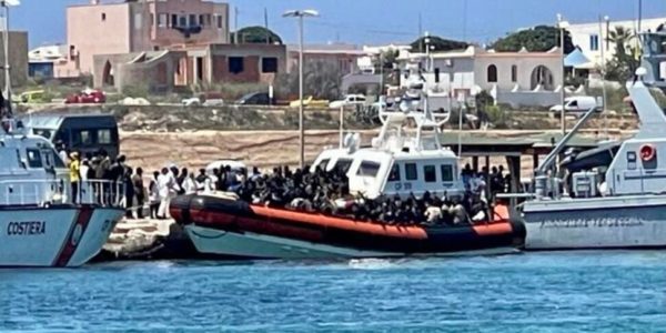 Invasione di migranti a Lampedusa, arrivate altre 1.388 persone: nell’hotspot sono quasi tremila