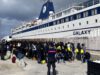 Lampedusa, 360 migranti lasciano l'isola a bordo di un traghetto di linea