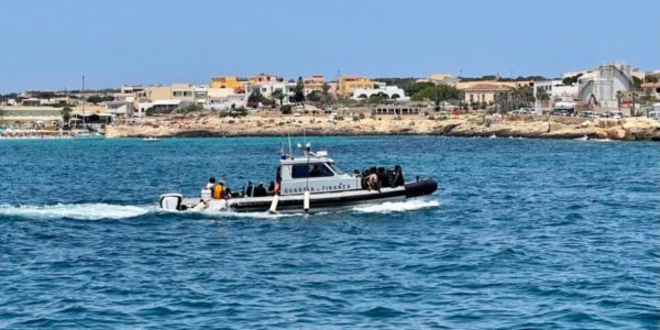 Lampedusa, 13 migranti finiscono in mare: salvati dalla guardia di finanza