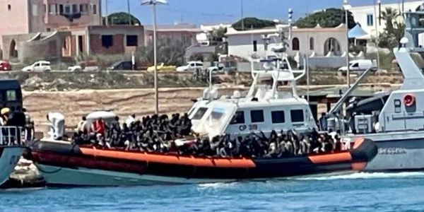 696 migranti arrivano a Lampedusa, con 2.069 ospiti nel centro di accoglienza