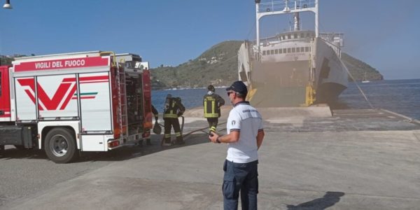 Lipari, incendio sulla nave dei rifiuti ma è una esercitazione