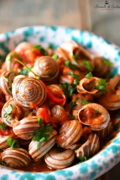 lumache con salsa di pomodoro