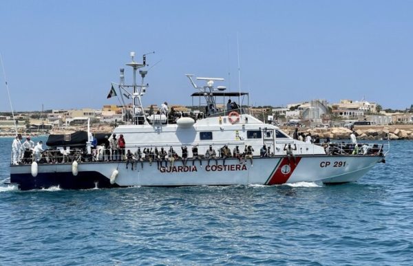 Migranti rischiano di annegare a Lampedusa: salvati dalla Guardia costiera