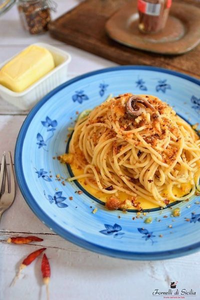 Pasta burro e alici…e un po’ di mollica croccante