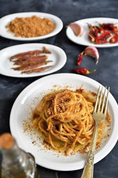 Pasta con acciughe…e mollica atturrata