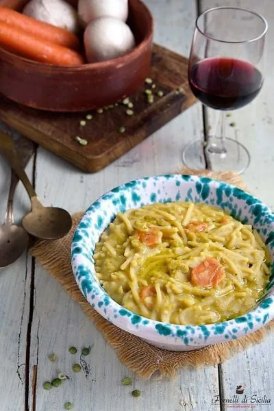 Pasta con macco di piselli secchi