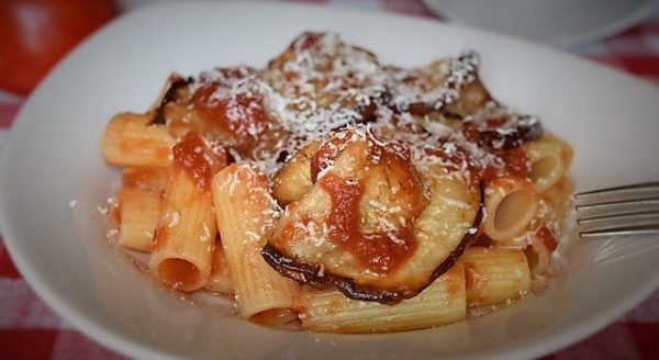 Pasta con melanzane fritte e ricotta salata