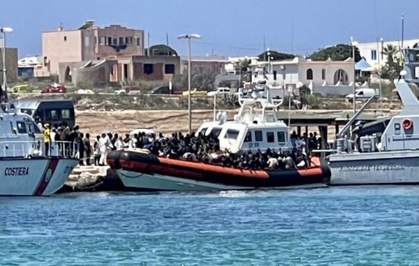 Sbarchi no stop a Lampedusa, arrivati in 252, ieri in 2.033