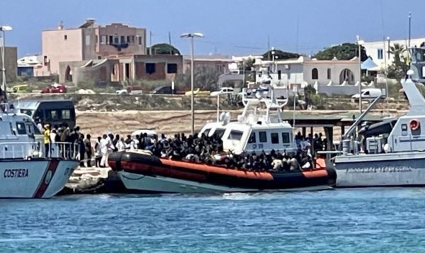 Sbarchi fuori controllo, a Lampedusa in una notte approdati in 700 e l’hotspot “scoppia”