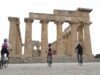 Bici tra i templi di Selinunte: la Sicilia scommette sul cicloturismo