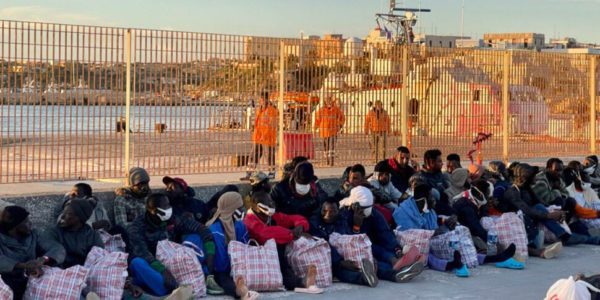 Tornano a Lampedusa dopo il decreto di espulsione: arrestati tre tunisini