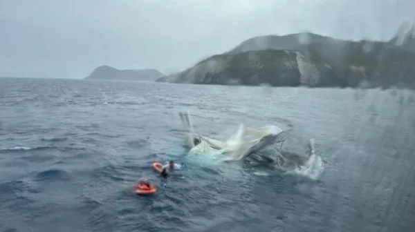 A Lipari paura al largo, scontro tra aliscafo e barca a vela che affonda: in salvo coppia con una bimba