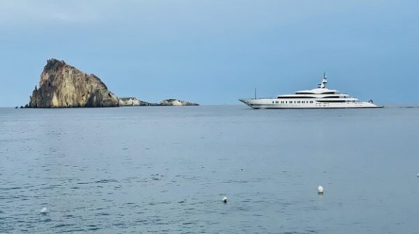 A Panarea il mega yacht «IJE» del miliardario australiano Parker