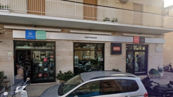 A Siracusa due colpi con vetrina spaccata in un bar e in un negozio di moto