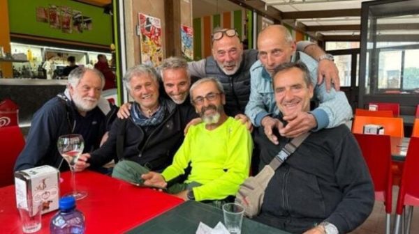 Da Vigevano alla Sicilia: pensionato percorre a piedi 1.720 km per rivedere i vecchi amici