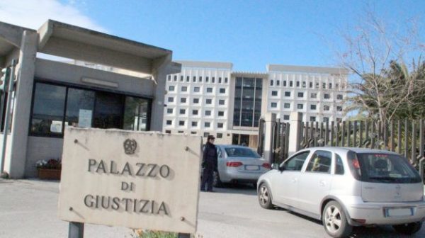 Falso certificato medico a un detenuto in cambio di soldi, nei guai una dottoressa di Siracusa