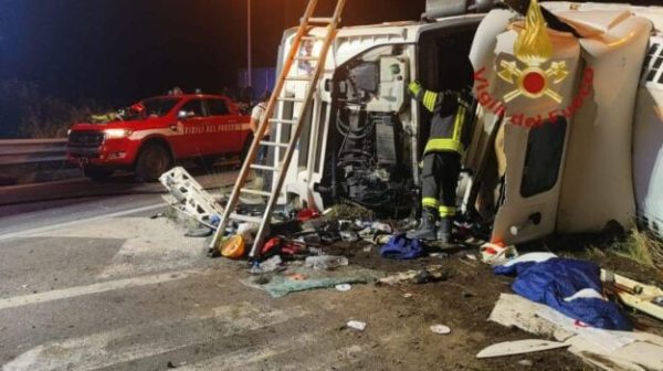 Lentini, camion con ortaggi si ribalta sulla statale: ferito il conducente