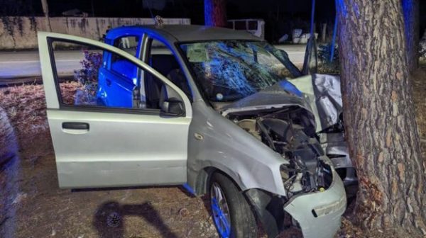 Messina, l'auto si schianta contro un albero: 4 feriti tra Ganzirri e Torre Faro