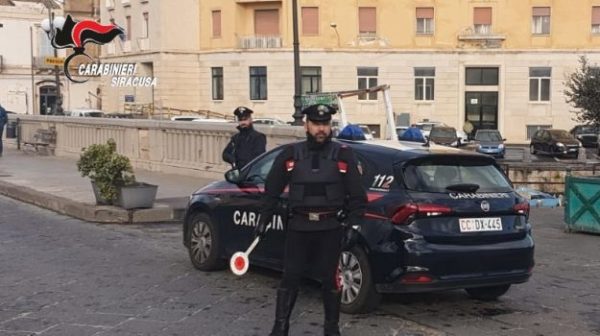 Nascondeva 3 chili di cocaina nello zaino, 25enne arrestato a Siracusa