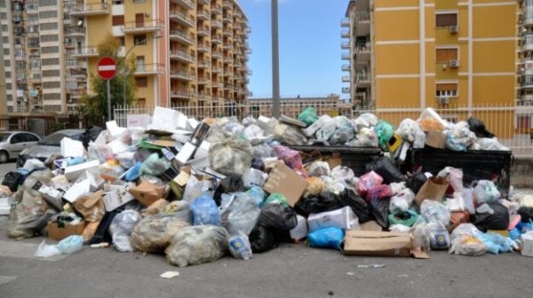 Palermo e le strade piene di spazzatura: incendiati i cumuli da Borgo Nuovo a Brancaccio