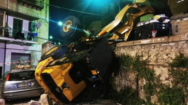 Palermo, operaio Rap cade nel vuoto con una pala meccanica in via Colonna Rotta