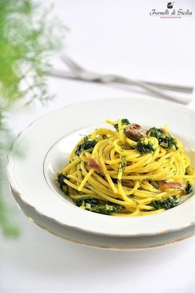 Pasta con finocchietto selvatico acciughe e zafferano