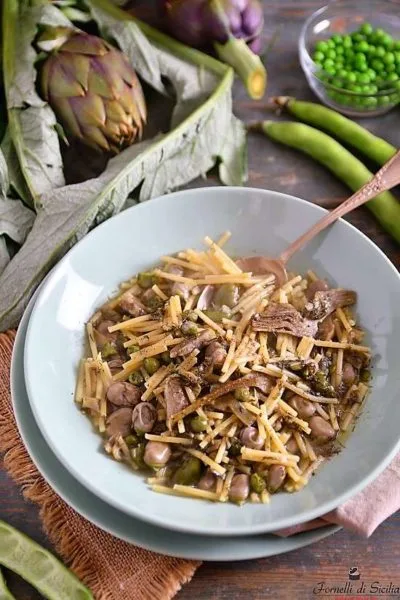 Pasta con la frittedda: pasta con fave, carciofi e piselli