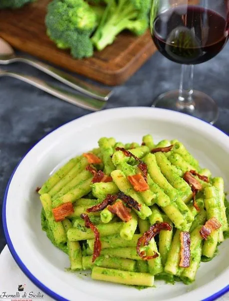 Pasta con pesto di broccoli, pomodori secchi e pancetta