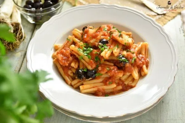 Pasta con sugo di baccalà