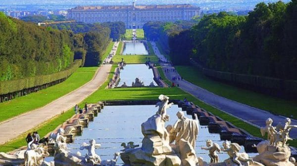 Rapinarono una scolaresca catanese fuori dalla Reggia di Caserta, arrestati Rapinarono una scolaresca catanese fuori dalla Reggia di Caserta, arrestati