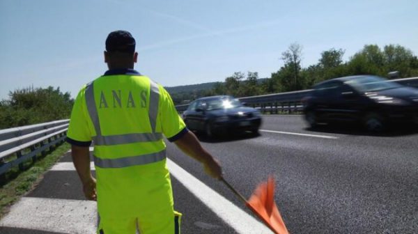 Scontro tra due auto sulla statale a Bronte, 4 feriti e traffico bloccato