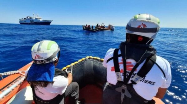 Soccorso un peschereccio carico di 252 migranti, è giunto all'alba a Lampedusa