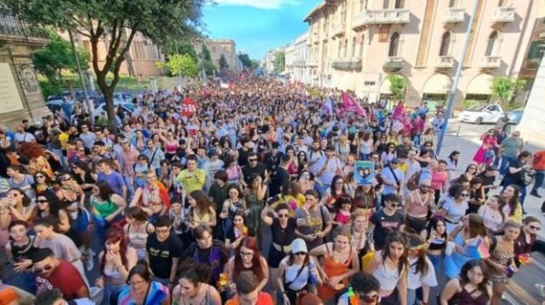 Stretto Pride, il corteo arcobaleno attraversa Messina