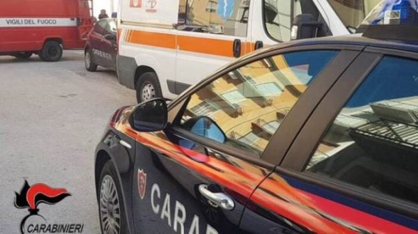 Trapani, bimbo sviene nell'auto bloccata nel traffico: i carabinieri lo scortano in ospedale