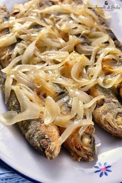 Vope (boghe) fritte con cipolla in agrodolce