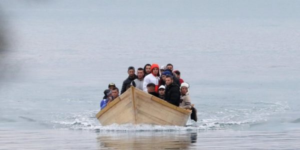 Soccorsi 31 migranti su una carretta del mare, altri 800 lasciano Lampedusa