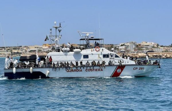 Migranti: 43 soccorsi al largo di Lampedusa, 517 in hotspot