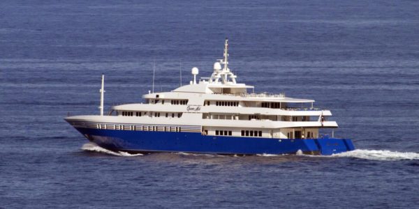 A Filicudi c'è Planet Nine, il mega yacht da 85 metri protagonista del film Tenet