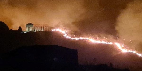 A Segesta le fiamme devastano il parco archeologico, il tempio dorico assediato dal fuoco