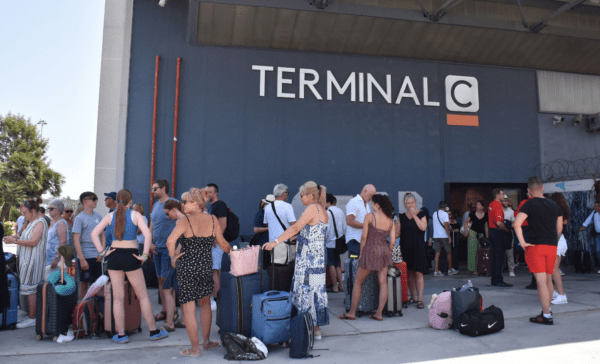 Aeroporto Catania, il Terminal A resterà chiuso per altri 5 giorni. E sullo stop di Palermo decide l’Enac