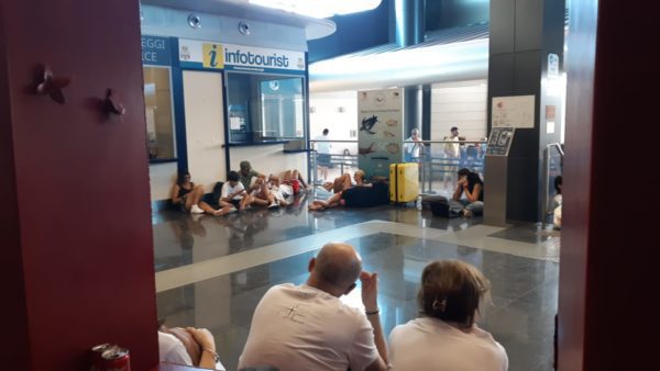 Aeroporto di Comiso, passeggeri abbandonati: la denuncia del Codacons