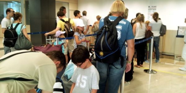 Aeroporto di Comiso, paziente oncologica attende 857 persone in fila per comprare l'acqua