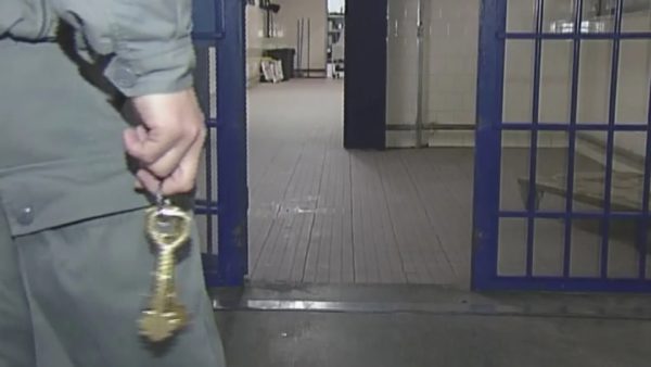 Agente penitenziario ferito con una lametta da un detenuto nel carcere di Cavadonna