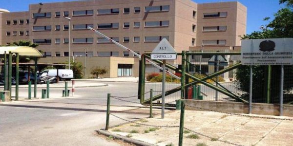 Aggressione nel carcere di Siracusa, agente ferito da un detenuto con una lametta