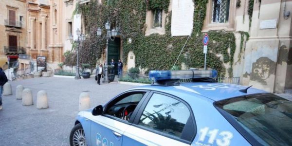 Agrigento, ruba un autocompattatore e travolge un anziano, poi un’auto e va a sbattere: denunciato