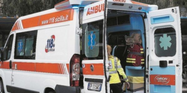 Agrigento, donna si schianta con l'auto contro un muro di cemento e finisce in ospedale